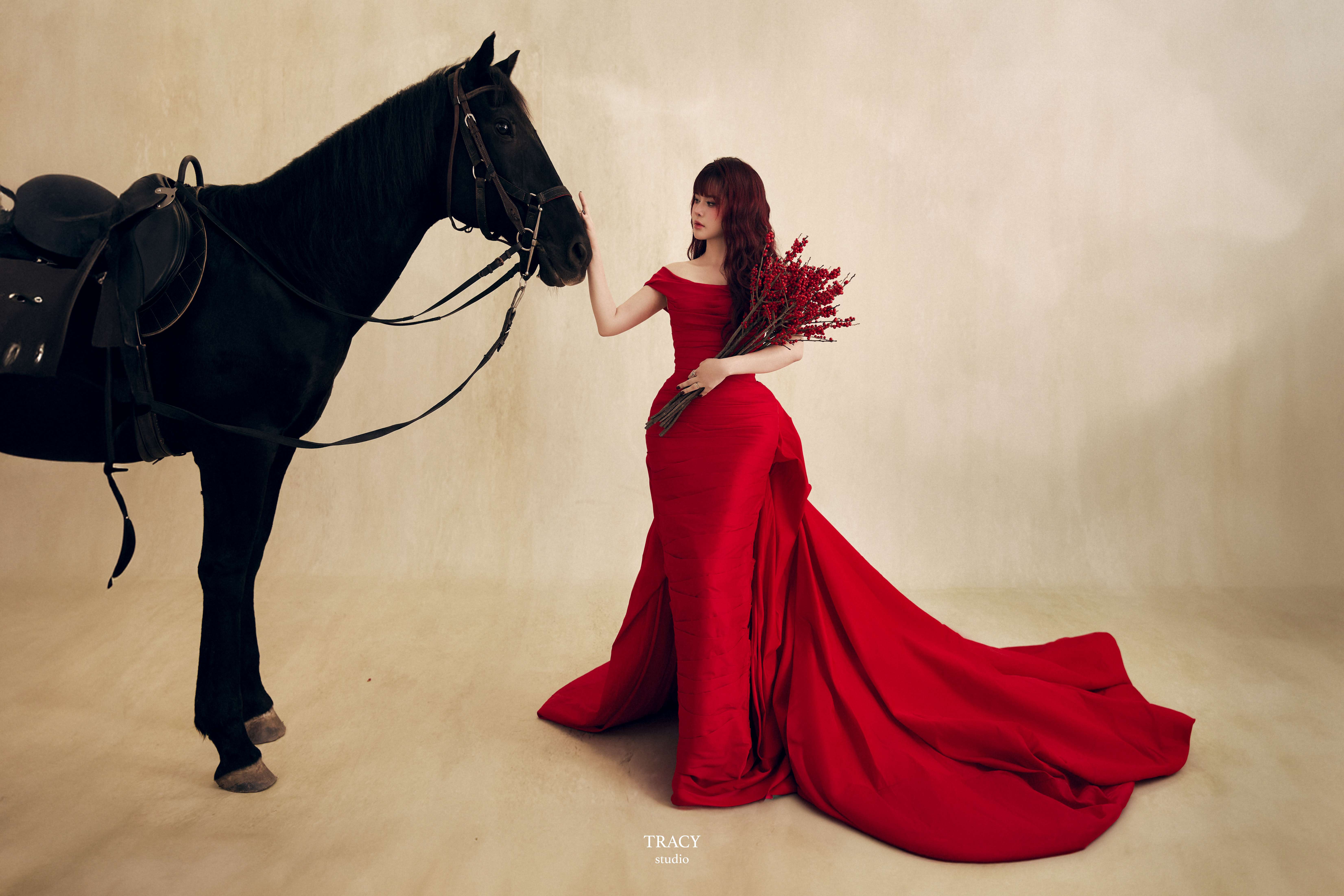 frontend/img/gallery/anh-tet-yem-ao-dai/tracy-studio-chup-concept-ngua-ma-dao (8).jpg